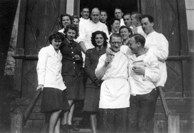 605779 Groepsportret met enkele medewerkers van het Centraal Militair Hospitaal (Springweg 21) te Utrecht, met vooraan, ...